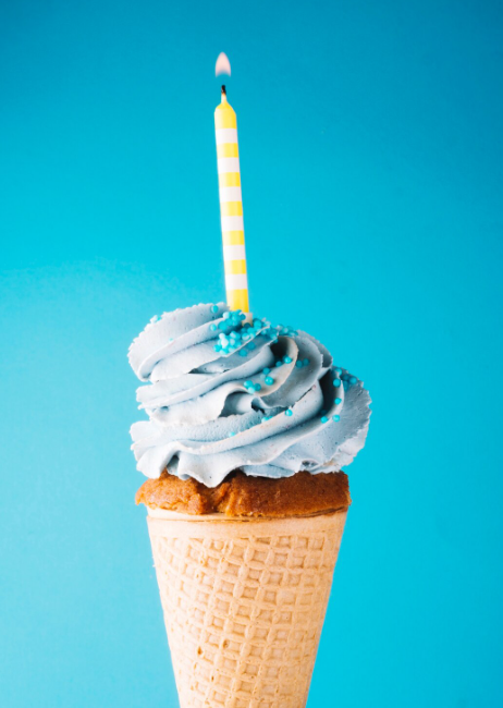 Glace façon cupcake avec bougie d'anniversaire