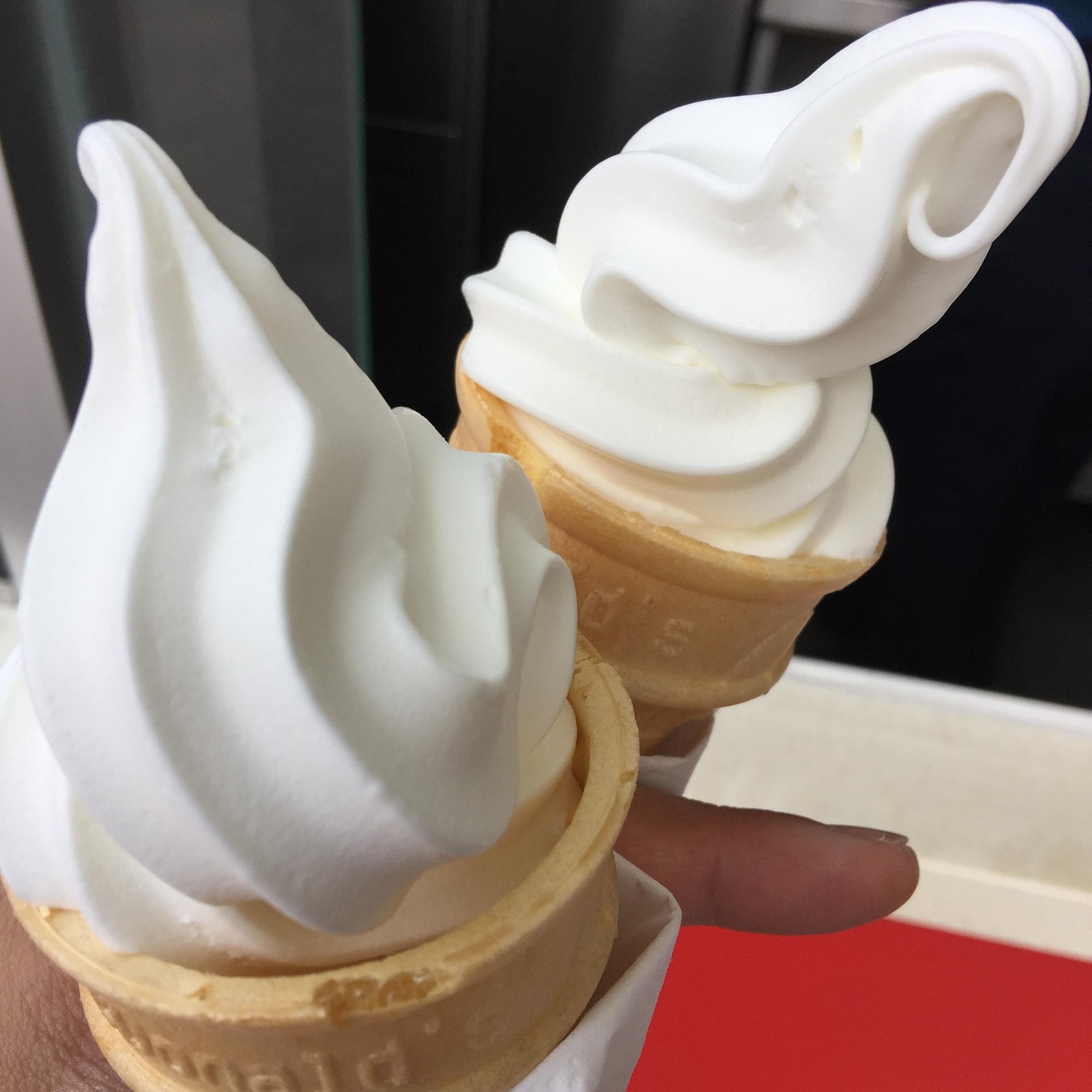 Deux cornets de glace italienne vanille et chocolat