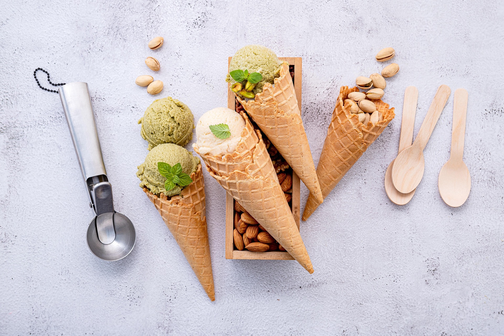 Deux cornets de glace italienne vanille et chocolat